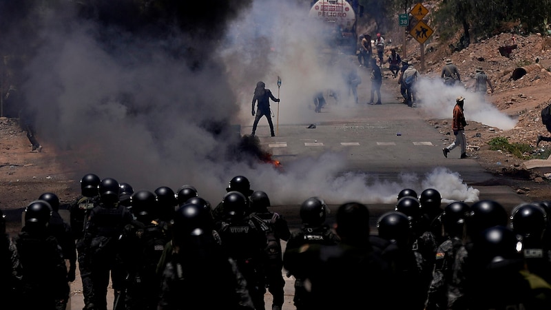 Die Sicherheitskräfte lösen eine Straßenblockade von Anhängern des ehemaligen bolivianischen Präsidenten auf. (Bild: APA/AP)