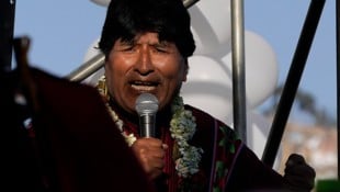 Ex-Präsident Evo Morales fühlt sich politisch verfolgt. Seine Anhänger werden immer gewaltbereiter. (Bild: APA/AP)