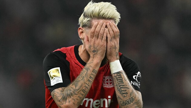 Robert Andrich can't believe how many chances Bayer Leverkusen missed against VfB Stuttgart ... (Bild: AFP)