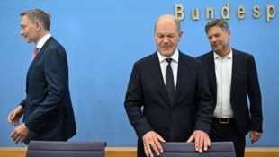 Wie reagiert Bundeskanzler Olaf Scholz (m.) auf die „Indiskretion“ aus dem Büro von Finanzminister Christian Lindner (l.)? (Bild: AFP )