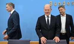 Wie reagiert Bundeskanzler Olaf Scholz (m.) auf die „Indiskretion“ aus dem Büro von ...