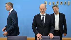 Wie reagiert Bundeskanzler Olaf Scholz (m.) auf die „Indiskretion“ aus dem Büro von Finanzminister Christian Lindner (l.)? (Bild: AFP )