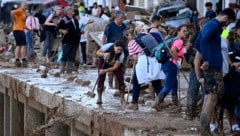 Nach den schweren Regenfällen und verheerenden Fluten vom Dienstag im Osten und Süden Spaniens ist die Lage weiterhin schwierig. Die Bergungsarbeiten dauern an. Ganze Orte sind mit Schlamm überzogen. Immer mehr Soldaten helfen mit. Auch die Zahl freiwilliger Helfer wächst. (Bild: AFP)