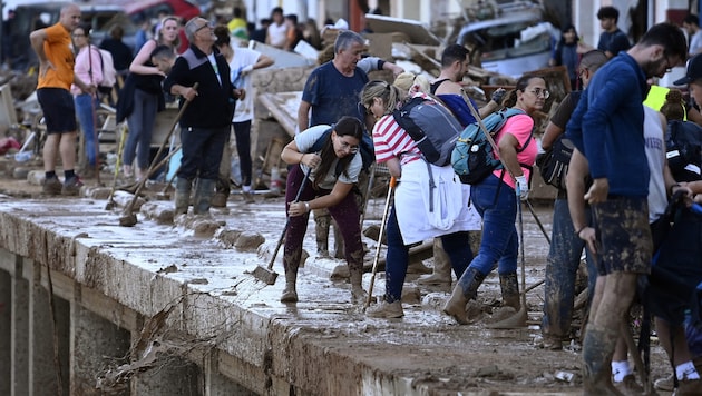 After the heavy rainfall and devastating floods on Tuesday in the east and south of Spain, the situation remains difficult. The rescue work continues. Entire villages are covered in mud. More and more soldiers are helping. The number of volunteers is also growing. (Bild: AFP)