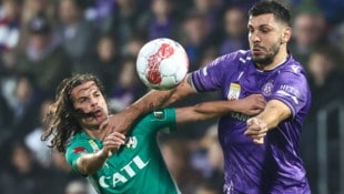 Aleks Dragovic (re.) ist die wichtigste Stütze in der Abwehr der „Veilchen“. (Bild: GEPA/GEPA pictures)