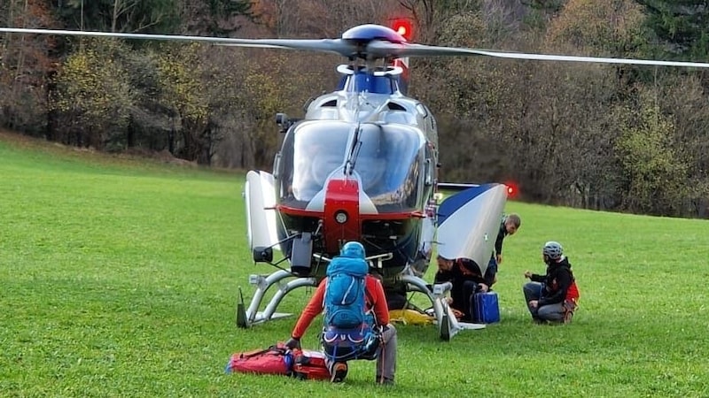 Auch der Polizeihubschrauber Libelle stand im Einsatz. (Bild: Bergrettung Eisenerz)