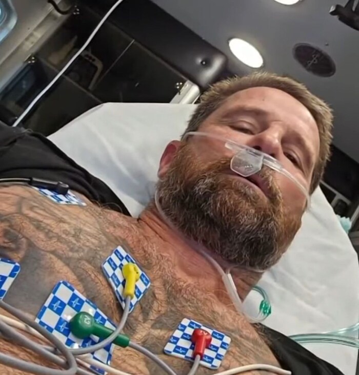 Bell wurde mit dem Krankenwagen mitgenommen, weil er bei seiner Rettungstat eine Rauchvergiftung ...