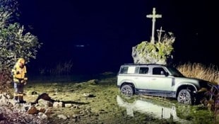 Das Auto wurde vom Felsen gebremst. (Bild: FF Au-See)