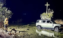 Das Auto wurde vom Felsen gebremst.