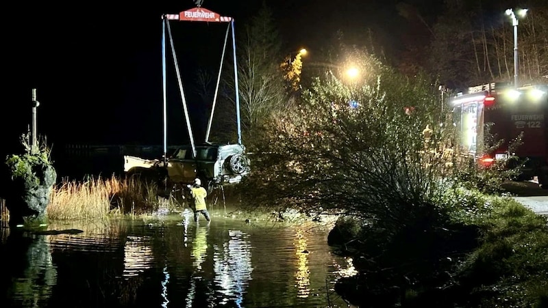 Bis zu 90 Zentimeter tiefes Wasser kann der Geländewagen problemlos durchqueren. Allerdings nicht in schwer beschädigtem Zustand. (Bild: FF Au-See)