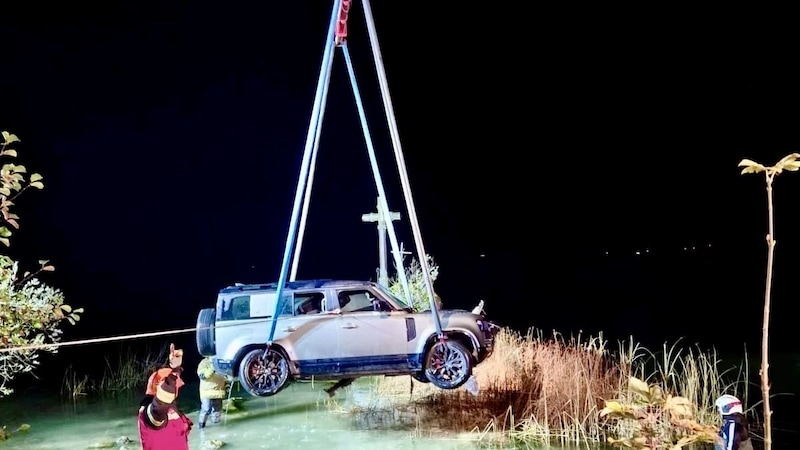 Der neue Land Rover wurde bei dem Unfall schwer beschädigt (Bild: FF Au-See)