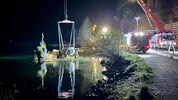 Die Feuerwehr hob den Land Rover aus dem See.