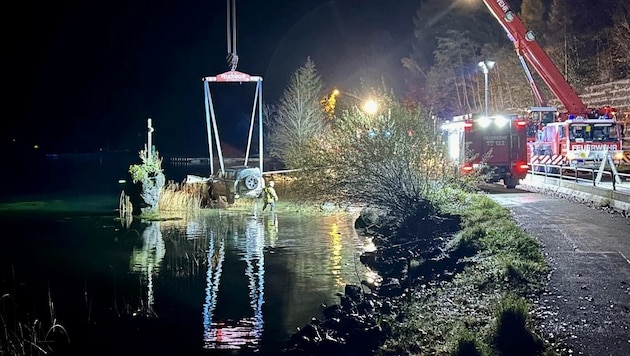 Die Feuerwehr hob den Land Rover aus dem See. (Bild: FF Au-See)