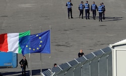 Italienische Polizei vor einem Flüchtlingslager in Italien