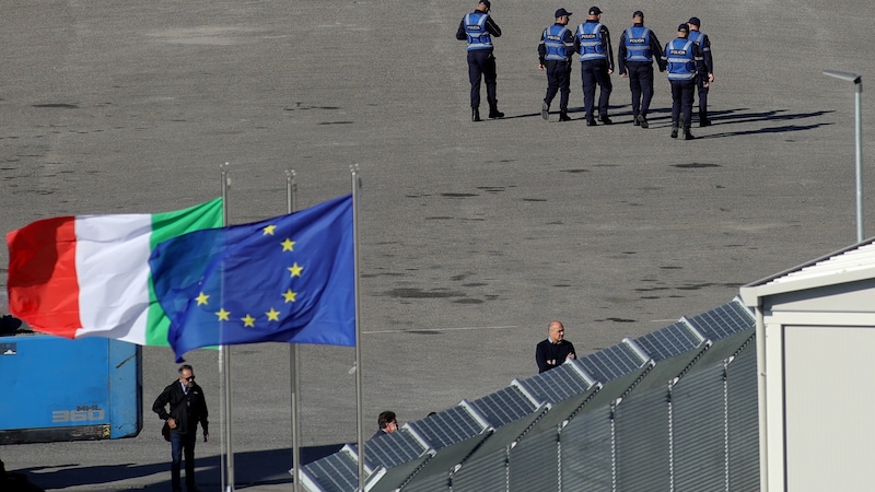 Italienische Polizei vor dem Flüchtlingslager in Shengjin (Bild: AFP/Adnan Beci)