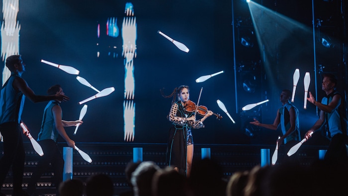 Violinist Nina Sofie with the "Jonglissimo" quartet.