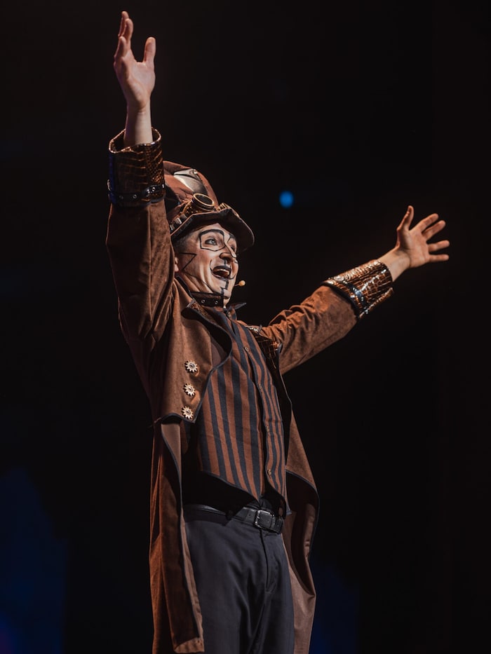 Stefan Volgger normally slips into the role of the clown "Mister Stefano". In the stage show, he ...