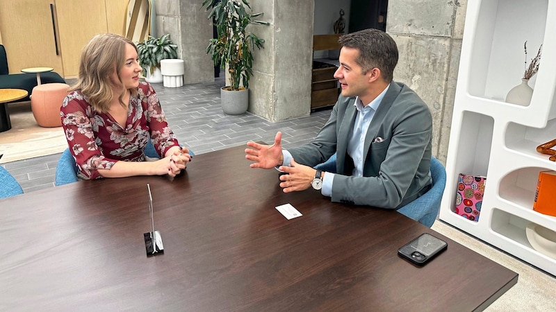 Lukas Zitz, deputy economic delegate in New York, in conversation with "Krone" editor Clara Milena Steiner. (Bild: Steiner Clara Milena)