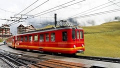 Eine idyllische Fahrt mit der Zahnradbahn zum Gipfel des Jungfraujochs wurde nach einem Steinschlag für Passagiere zur Nervenprobe. (Bild: Rechitan Sorin - stock.adobe.com)