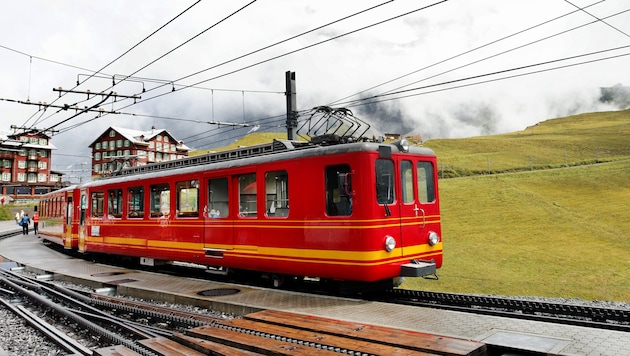 Eine idyllische Fahrt mit der Zahnradbahn zum Gipfel des Jungfraujochs wurde nach einem Steinschlag für Passagiere zur Nervenprobe. (Bild: Rechitan Sorin - stock.adobe.com)