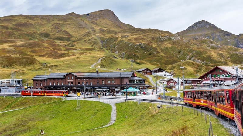 Vor der Wiederaufnahme des Fahrbetriebs inspizierten Experten die Strecke. In der Zwischenzeit wurden die Wartenden mit heißen Getränken und Wasser auf dem „Top of Europe“ versorgt. (Bild: stock.adobe.com/Premium Collection - stock.adobe.com)