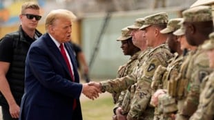 US-Präsident Donald Trump mit der Nationalgarde (Archivbild)