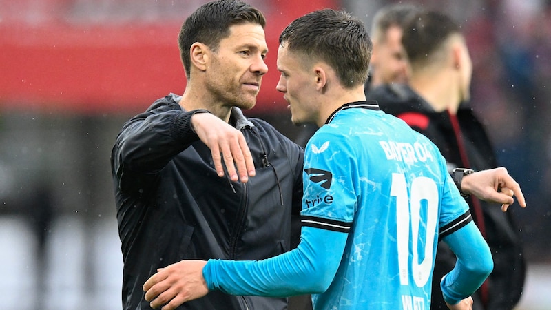 Bald Madrilenen? Xabi Alonso (l.) und Florian Wirtz (Bild: APA/AFP/THOMAS KIENZLE)