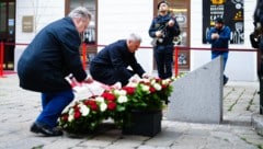 Bundeskanzler Karl Nehammer, Innenminister Gerhard Karner (beide ÖVP) und Wiens Bürgermeister Michael Ludwig (SPÖ) legten zwei Kränze, Kerzen und Blumen am Desider-Friedmann-Platz in der Innenstadt nieder. (Bild: APA/EVA MANHART)