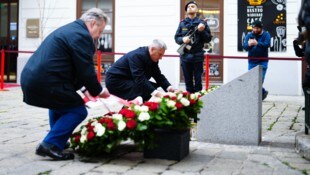 Bundeskanzler Karl Nehammer, Innenminister Gerhard Karner (beide ÖVP) und Wiens Bürgermeister Michael Ludwig (SPÖ) legten zwei Kränze, Kerzen und Blumen am Desider-Friedmann-Platz in der Innenstadt nieder. (Bild: APA/EVA MANHART)