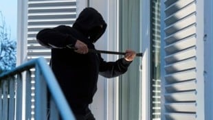 Der Unbekannt war über eine Terrassentür ins Haus gelangt.