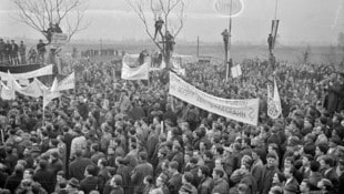 Rund 20.000 Menschen haben am 21. November 1964 in Fußach demonstriert (Bild: Vorarlberger Landesbibliothek/Spang)