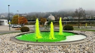 Ein ungewöhnliches Bild: Der Brunnen bei der Ortseinfahrt in Pörtschach wurde giftgrün eingefärbt. (Bild: Tratnik Marcel)