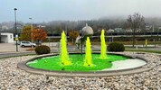 Ein ungewöhnliches Bild: Der Brunnen bei der Ortseinfahrt in Pörtschach wurde giftgrün ...