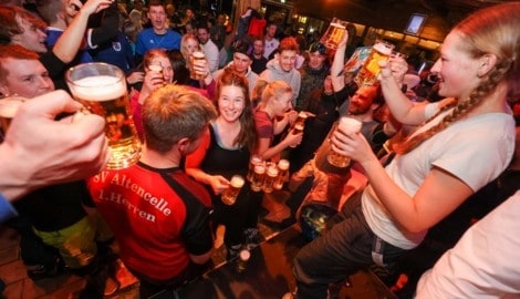 Jeder Hütte ihre Après-Ski-Hymne, jedem Verein sein Lied: KI-Musikgeneratoren machen es möglich. ...