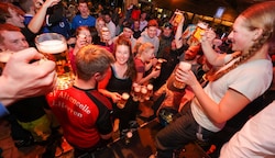 Jeder Hütte ihre Après-Ski-Hymne, jedem Verein sein Lied: KI-Musikgeneratoren machen es möglich. ...