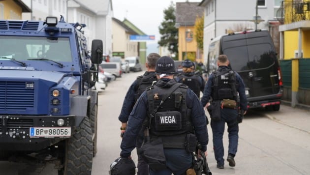 Großes Aufatmen in Altenfelden! Mittlerweile sind kaum noch Polizeikräfte vor Ort. (Bild: APA/FOTOKERSCHI/PLECHINGER FRANZ)