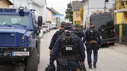 Großes Aufatmen in Altenfelden! Mittlerweile sind kaum noch Polizeikräfte vor Ort. (Bild: APA/FOTOKERSCHI/PLECHINGER FRANZ)