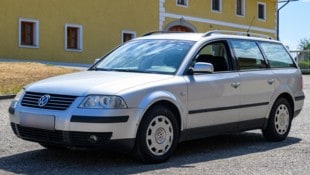 Dieser VW Passat, Baujahr 2002, landet als erstes Raser-Auto in OÖ unter dem Hammer. (Bild: TEAM FOTOKERSCHI / KERSCHBAUMMAYR)