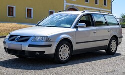 Dieser VW Passat, Baujahr 2002, landet als erstes Raser-Auto in OÖ unter dem Hammer.