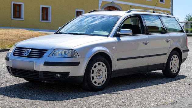 Dieser VW Passat, Baujahr 2002, landet als erstes Raser-Auto in OÖ unter dem Hammer. (Bild: TEAM FOTOKERSCHI / KERSCHBAUMMAYR)