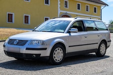 Dieser VW Passat, Baujahr 2002, landet als erstes Raser-Auto in OÖ unter dem Hammer. (Bild: TEAM FOTOKERSCHI / KERSCHBAUMMAYR)