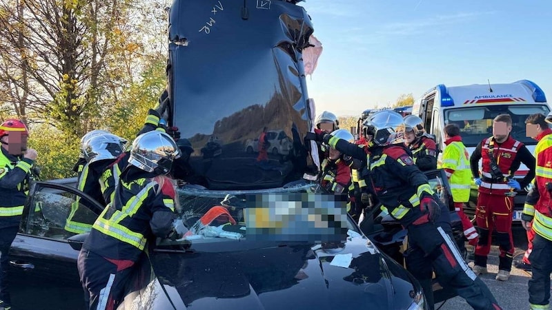 One man was trapped in the wreck and had to be rescued by the fire department. (Bild: DOKU-NÖ/DOKU NÖ, Krone KREATIV)