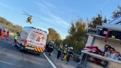 Notarzthubschrauber und mehrere Rettungsteams waren nach dem Unfall auf der A1 im Einsatz, um die teils Schwerverletzten ins Krankenhaus zu bringen. (Bild: DOKU-NÖ/DOKU NÖ)