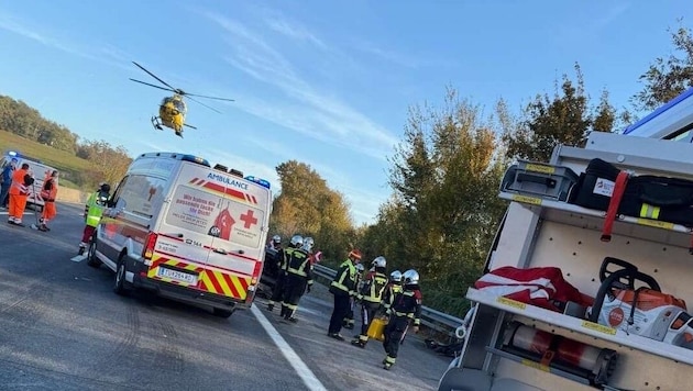 Emergency helicopters and several rescue teams were deployed on the A1 after the accident to take the victims, some of whom were seriously injured, to hospital. (Bild: DOKU-NÖ/DOKU NÖ)