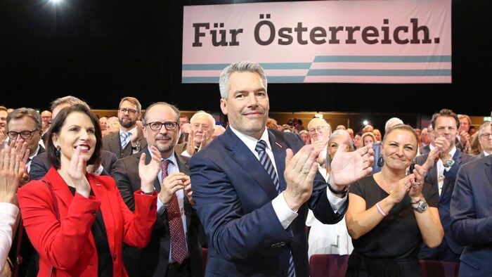 Edtstadler und die Nehammers: Die Beziehung war nicht frei von Spannungen.