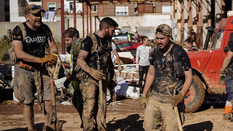 Spaniens Militär im Schlamm (Bild: AFP/Manaure Quintero )