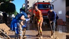 Freiwillige und Spaniens Feuerwehr befreien eine Straße von Schlamm. (Bild: AFP/Jose Jordan)