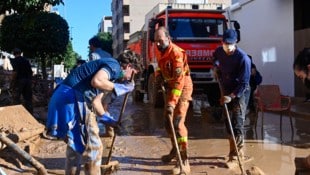 Freiwillige und Spaniens Feuerwehr befreien eine Straße von Schlamm. (Bild: AFP/Jose Jordan)