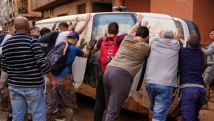 Bei den sintflutartigen Regenfällen in Spanien wurden mehr als 120.000 Autos beschädigt. Künftig können sich Arbeitnehmerinnen und Arbeitnehmer einen bezahlten „Klimaurlaub“ nehmen. (Bild: AFP/Manaure Quintero)