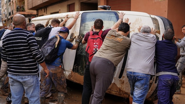 More than 120,000 cars were damaged in the torrential rainfall in Spain. In future, employees will be able to take paid "climate leave". (Bild: AFP/Manaure Quintero)